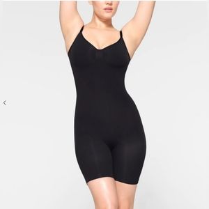 SKIMS SEAMLESS SCULPT MID THIGH BODYSUIT ONYX